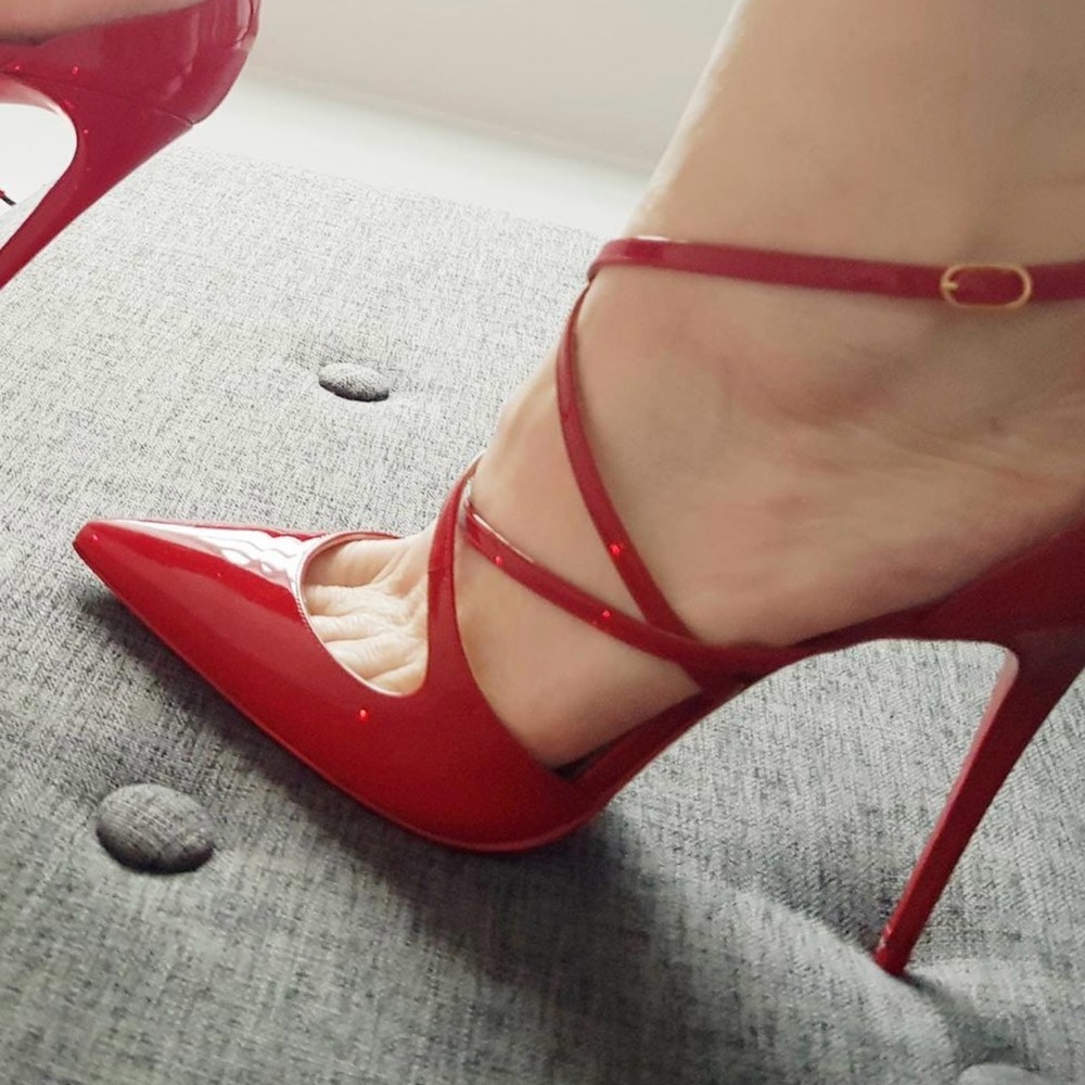 CHRISTIAN LOUBOUTIN 
Gorgeous red Patent Crossfliketa 100 Pumps 40 Flamenco